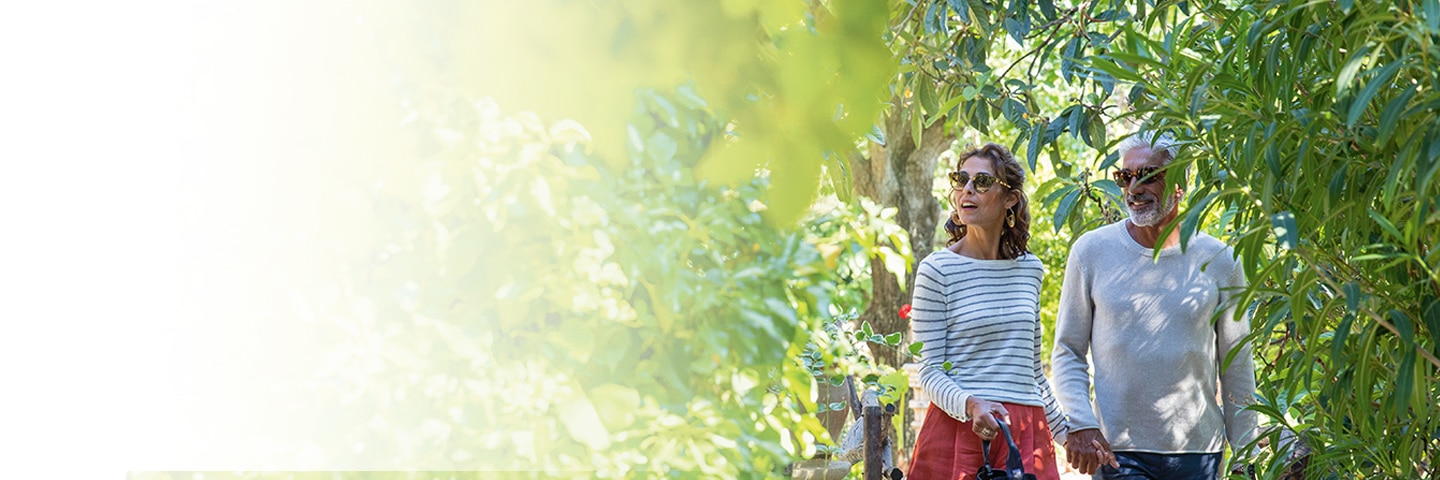 um casal caminhando, admirando a natureza