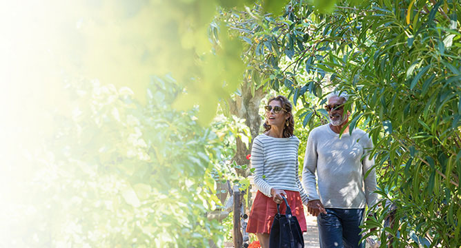 um casal caminhando, admirando a natureza