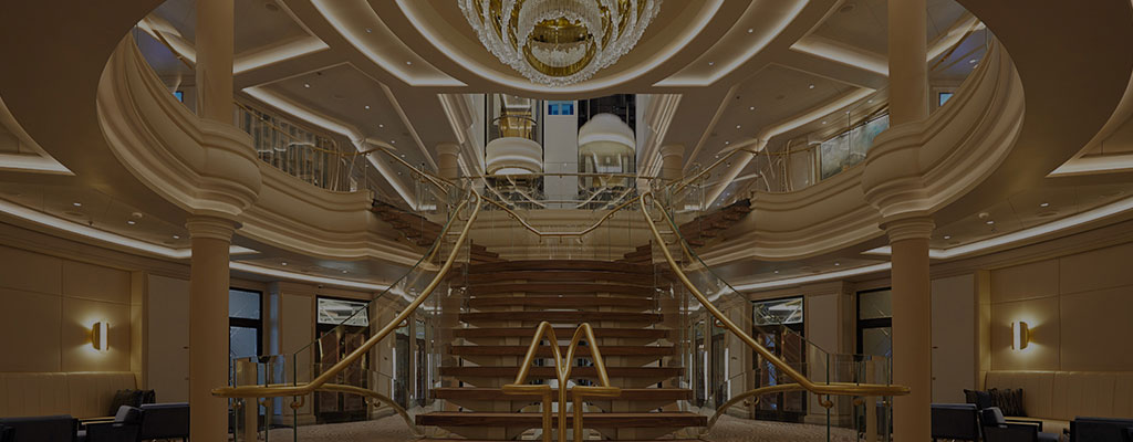 der Kronleuchter und die Treppe des Atriums an Bord der Seven Seas Splendor