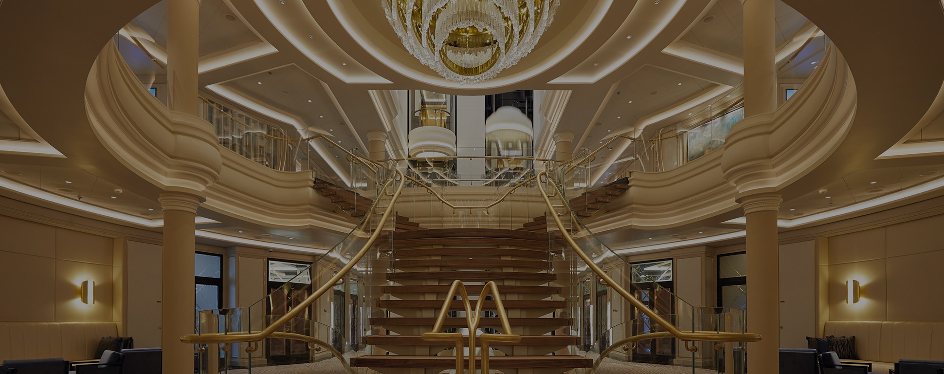 o lustre e a escadaria no átrio, a bordo do Seven Seas Splendor