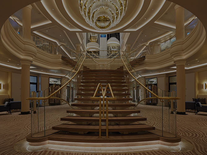 der Kronleuchter und die Treppe des Atriums an Bord der Seven Seas Splendor