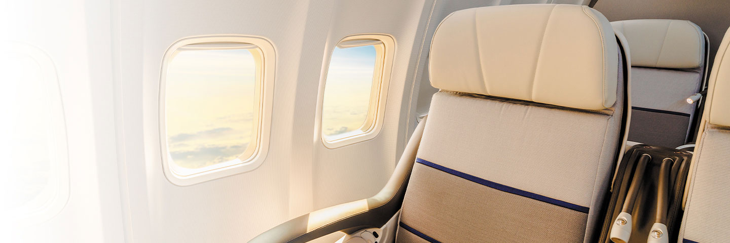 Sitz mit Ausblick aus dem Fenster auf einem kostenfreien Flug in der Business Class