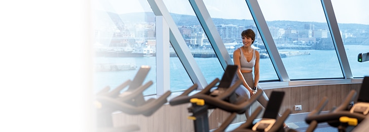 eine Frau in Trainingskleidung im Fitness-Center an Bord der Seven Seas Splendor