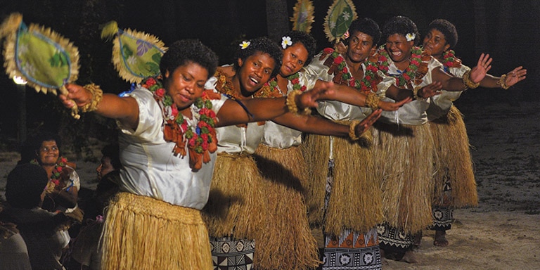 BANHO DE LAMA NAS TERMAS NATURAIS DE FIJIAN